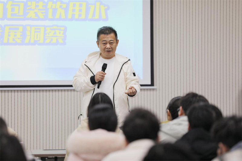 甜啦啦進(jìn)高校攬人才，雇主品牌助力應(yīng)屆生共繪全球茶飲新藍(lán)圖